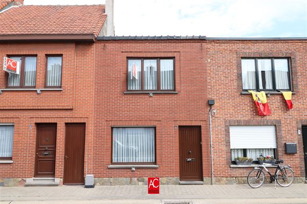 Gunstig gelegen op te frissen woning met tuin, zij-ingang en vernieuwde keuken te Nieuwkerken-Waas.