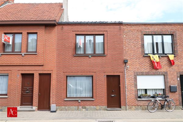 Gunstig gelegen op te frissen woning met tuin, zij-ingang en vernieuwde keuken te Nieuwkerken-Waas.