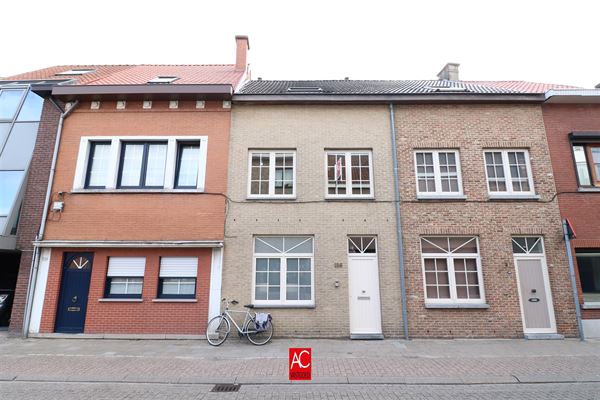 Volledig gerenoveerde woning met zeer ruime woonkamer, keuken en slaapkamers, gunstig gelegen te Sint-Niklaas.