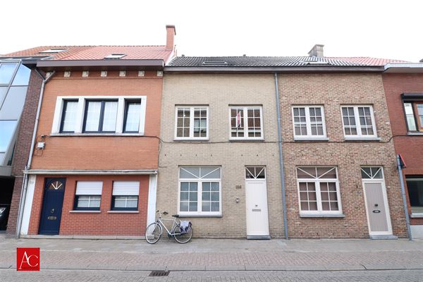 Volledig gerenoveerde woning met zeer ruime woonkamer, keuken en slaapkamers, gunstig gelegen te Sint-Niklaas.