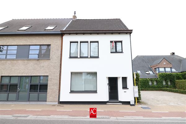 Gerenoveerde woning met veel lichtinval en 4 slaapkamers, gunstig gelegen te Nieuwkerken-Waas