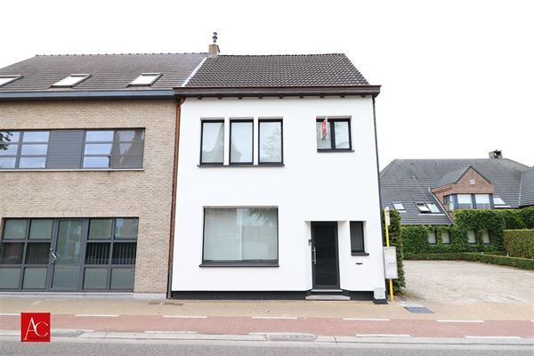 Gerenoveerde woning met veel lichtinval en 4 slaapkamers, gunstig gelegen te Nieuwkerken-Waas