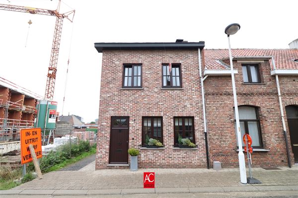 Zeer degelijke woning met zij-ingang en garage, rustig gelegen te Bazel.