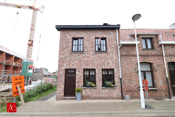 Zeer degelijke woning met zij-ingang en garage, rustig gelegen te Bazel.