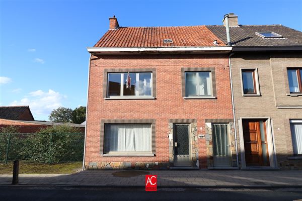 Te renoveren woning met tal van mogelijkheden! Centraal gelegen te Vrasene.