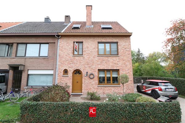 Uitzonderlijk goed onderhouden en volledig instapklare woning met 4 (mogelijkheid tot 5) slaapkamers, garage en tuin. Rustig gelegen te Belsele.