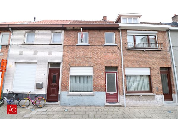 Te renoveren woning met 4 slaapkamers, centraal gelegen te Sint-Niklaas.
