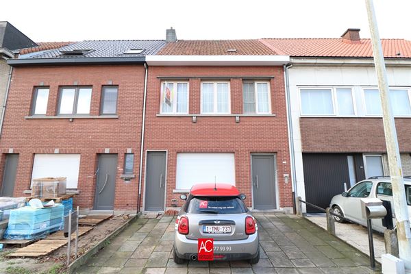 Charmante woning met oprit, tuin en 4 slaapkamers. Gunstig gelegen aan de stadsrand van Sint-Niklaas.