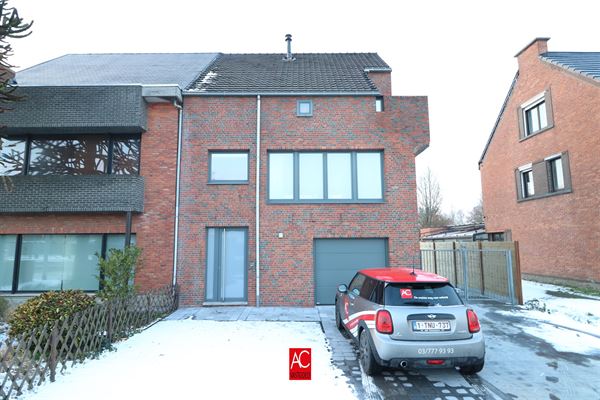 Recent gerenoveerde HOB met oprit, garage, riante tuin en mooie leefruimtes. Gunstig gelegen te Sint-Niklaas.