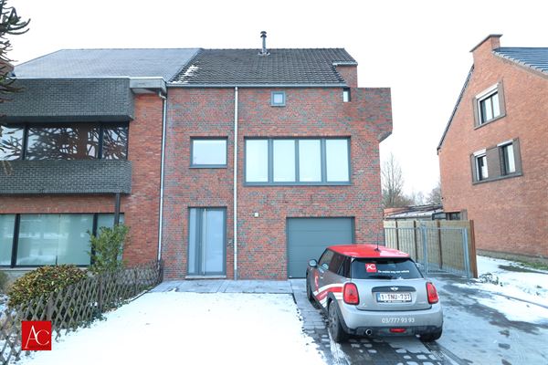 Recent gerenoveerde HOB met oprit, garage, riante tuin en mooie leefruimtes. Gunstig gelegen te Sint-Niklaas.