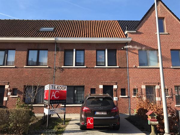 Volledig instapklare woning met oprit, tuin, 2 badkamers en 4 slaapkamers! Centraal gelegen te Sint-Niklaas