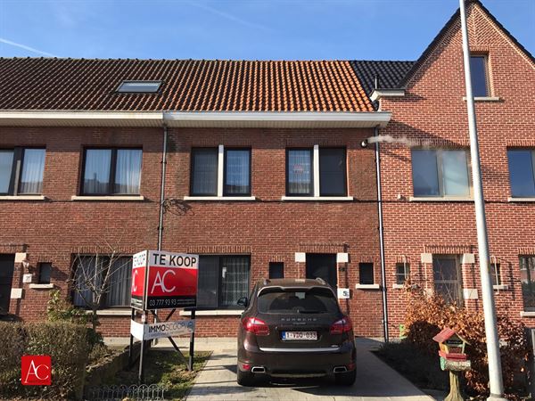 Volledig instapklare woning met oprit, tuin, 2 badkamers en 4 slaapkamers! Centraal gelegen te Sint-Niklaas