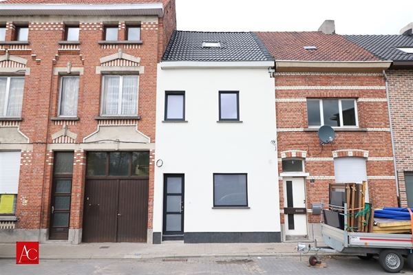 TOTAAL gerenoveerde woning met 3 slpks, tuin en terras. Gunstig gelegen aan de stadsrand van Sint-Niklaas.