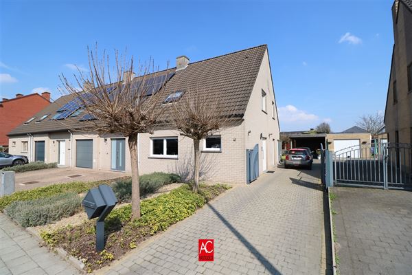 Allesomvattende HOB met zwembad, jacuzzi, oprit, carport en garage. Centraal gelegen in een rustige wijk te Stekene.