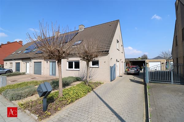 Allesomvattende HOB met zwembad, jacuzzi, oprit, carport en garage. Centraal gelegen in een rustige wijk te Stekene.