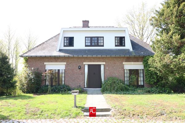 Perfect onderhouden villa met prachtig perceel tuin (1500m²) en visvijver. Gelegen op een TOPLOCATIE te Weert.