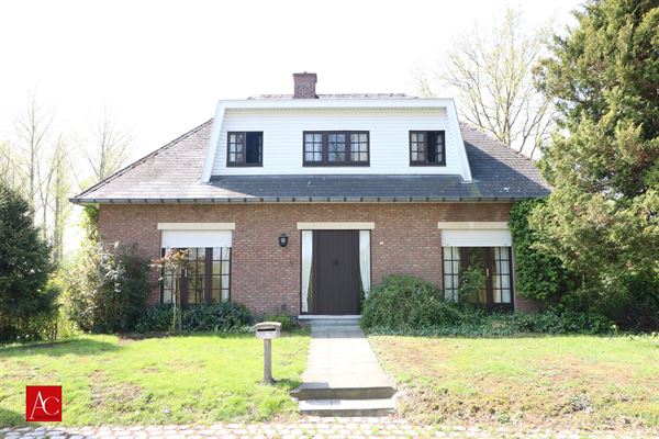 Perfect onderhouden villa met prachtig perceel tuin (1500m²) en visvijver. Gelegen op een TOPLOCATIE te Weert.