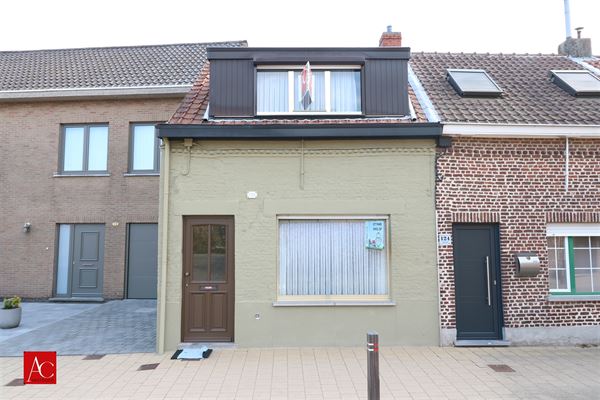 Charmante op te frissen woning met grote tuin, achteruitweg en 2 slpks. Rustig gelegen te Beveren.