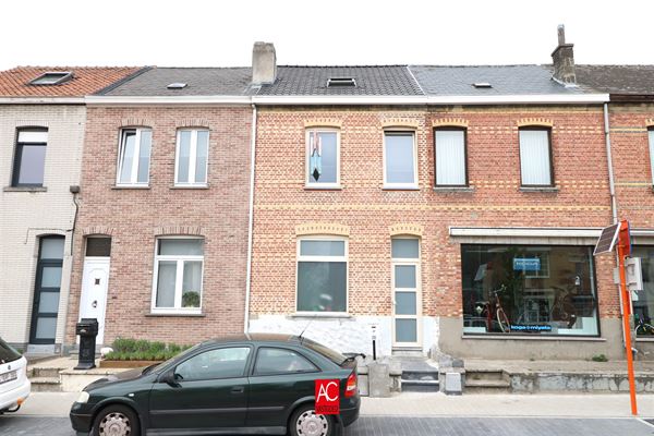 VOLLEDIG gerenoveerde woning met 4 slaapkamers, mooi stuk tuin en parkeermogelijkheid achteraan de woning. Centraal gelegen te Waasmunster