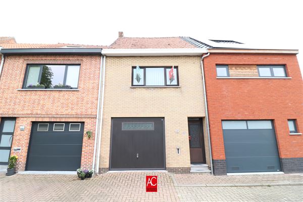 Zeer goed onderhouden starterswoning met garage en grote tuin. Rustig doch centraal gelegen te Waasmunster