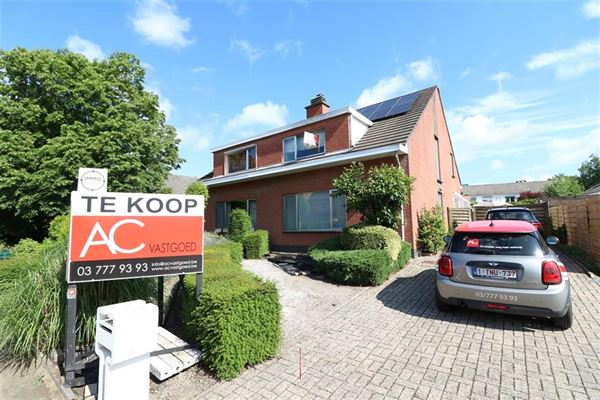 Charmante woning met zwembad, zonnepanelen, garage en grote oprit. Gelegen in een rustige straat te Waasmunster.
