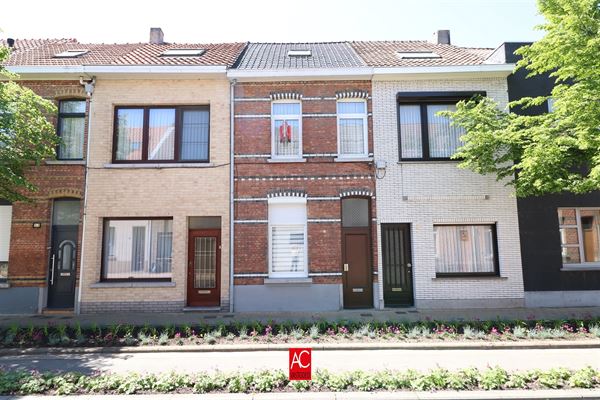 Volledig instapklare woning met 3 (mogelijkheid tot 4) slpks, koer en mooie leefruimtes. Centraal gelegen te Sint-Niklaas.