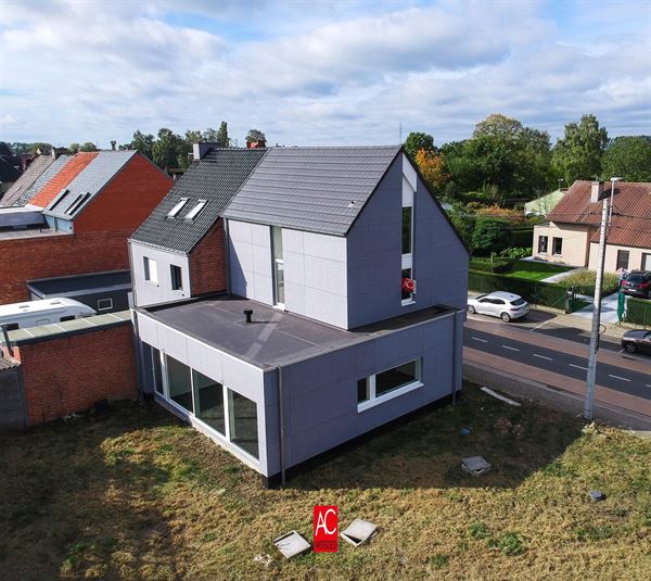 Nieuwbouwwoning met gunstige ligging en riante leefruimtes te Denderbelle.