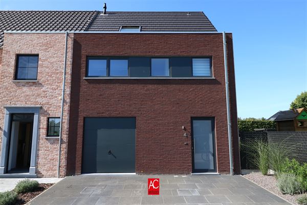 Zeer recente woning met 5 slaapkamers (OPTIE)