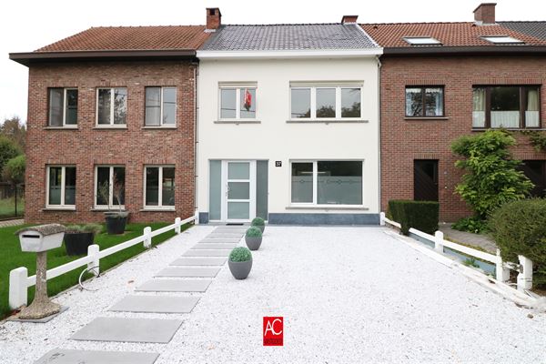 Volledig instapklare gerenoveerde woning met leuk terras en tuin