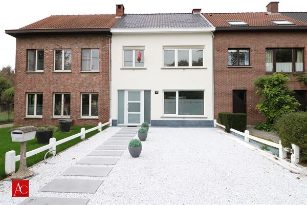 Volledig instapklare gerenoveerde woning met leuk terras en tuin