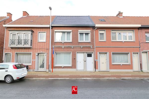 Gerenoveerde rijwoning met grote tuin én zijweg