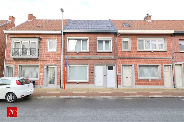 Gerenoveerde rijwoning met grote tuin én zijweg