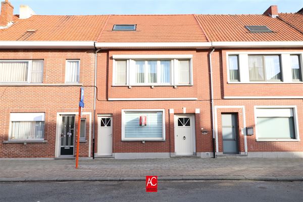 Eengezinswoning met tuin, zijweg en achterweg