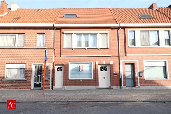 Eengezinswoning met tuin, zijweg en achterweg