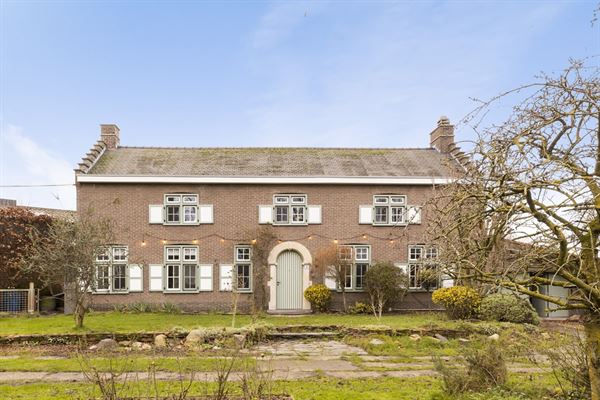 Unieke charmewoning uit 1850 met groot bijgebouw op perceel van 3655 m².