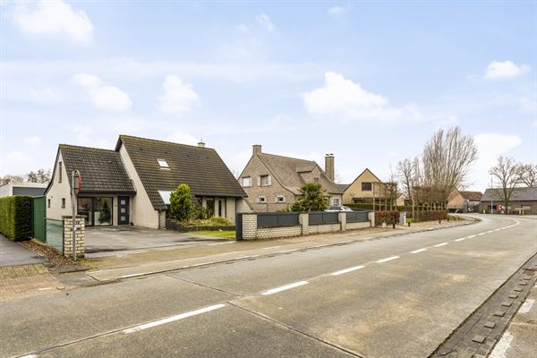 Open bebouwing met magazijn en praktijk