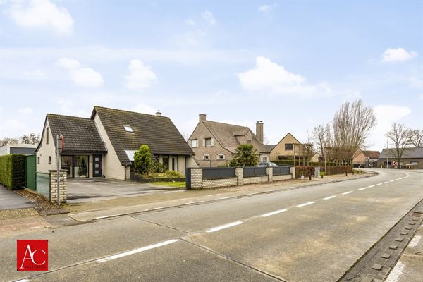 Open bebouwing met magazijn en praktijk