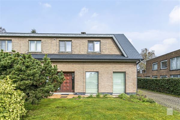 Halfopen bebouwing met 3 slaapkamers en garage