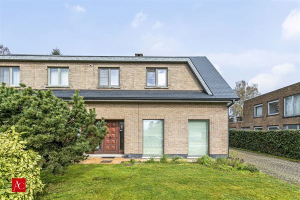 Halfopen bebouwing met 3 slaapkamers en garage