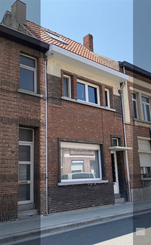 Deels gerenoveerde woning met 3 slaapkamers en terras - IN OPTIE !!!