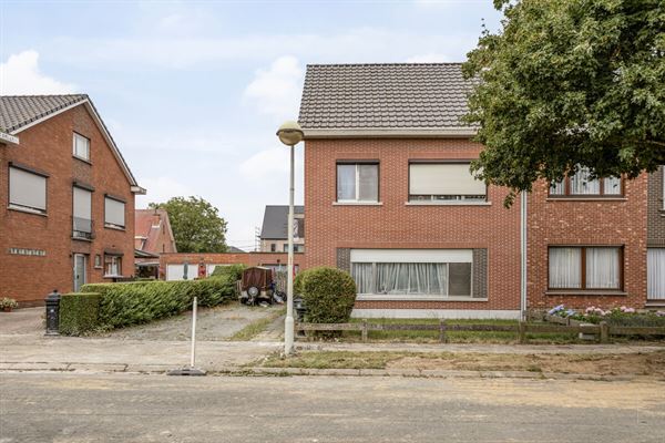 Op te frissen halfopen bebouwing met garage en drie slaapkamers