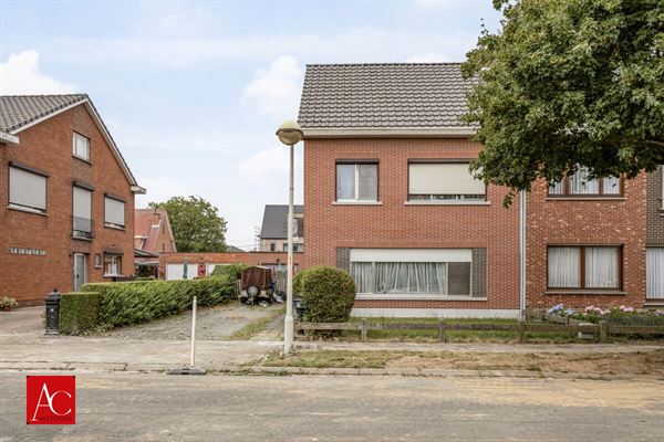 Op te frissen halfopen bebouwing met garage en drie slaapkamers