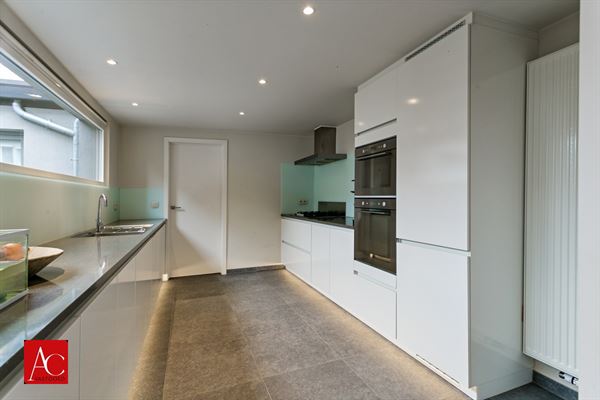 Halfopen bebouwing met garage en 3 slaapkamers