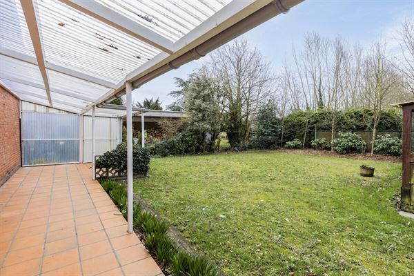 Te renoveren bungalow op 800 m² grond