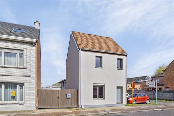 Halfopen bebouwing met 3 slaapkamers op groot perceel