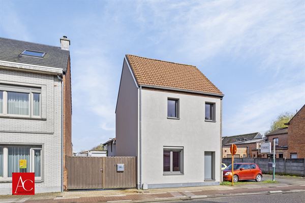 Halfopen bebouwing met 3 slaapkamers op groot perceel