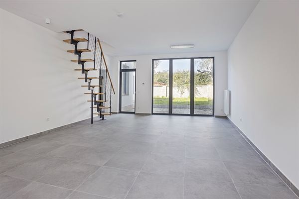 Gerenoveerde halfopen bebouwing met 4 slaapkamers