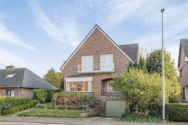 Op te frissen woning met 4 slaapkamers en garage - IN OPTIE