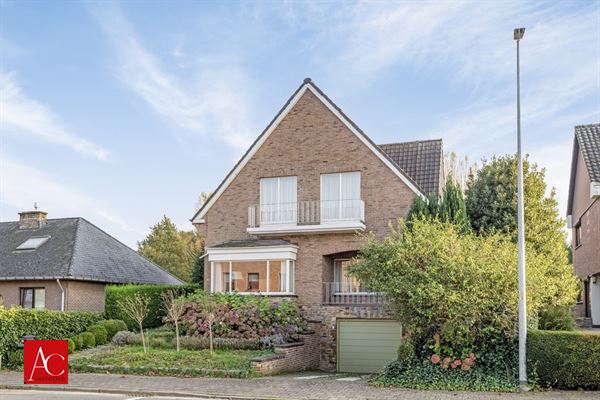 Op te frissen woning met 4 slaapkamers en garage - IN OPTIE
