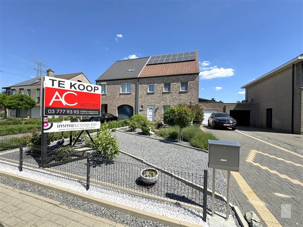 Mooie halfopen bebouwing met tuin en garage